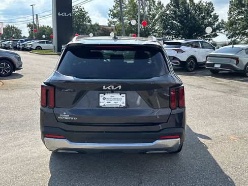 Certified 2025 Kia Sorento S w/ Panoramic Sunroof Package FWD image 4