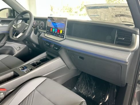 New 2026 Volkswagen Tiguan SE R-Line FWD image 39