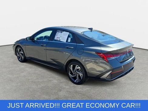 Used 2025 Hyundai Elantra SEL w/ Cargo Package FWD image 7