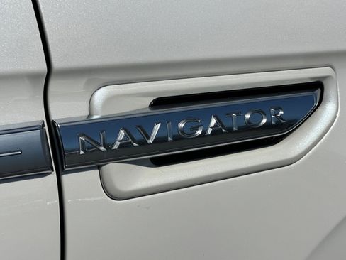 Used 2018 Lincoln Navigator L Reserve w/ Technology Package image 22