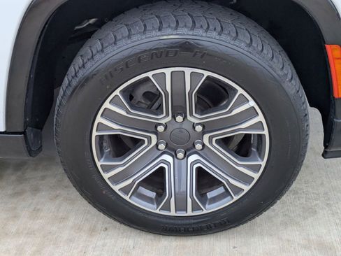 Certified 2024 Jeep Wagoneer L Series II w/ Flexible Seating Group image 30