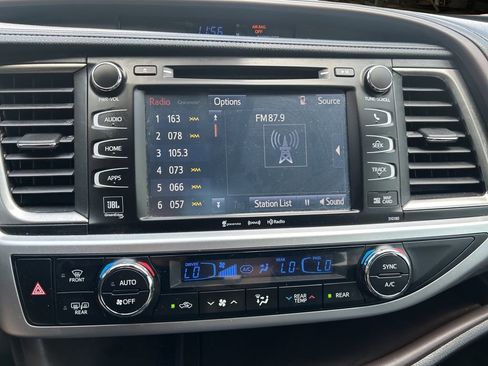 Used 2018 Toyota Highlander Limited FWD image 24