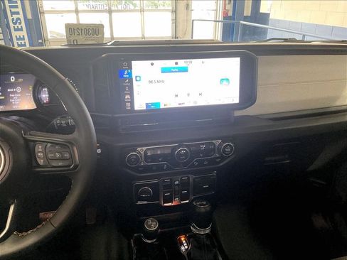 Used 2024 Jeep Wrangler Unlimited w/ Convenience Group AWD/4WD image 18