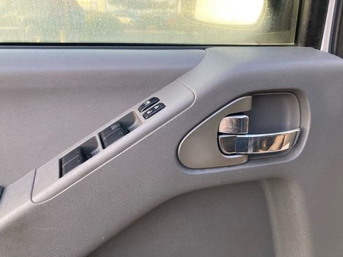 Used 2015 Nissan Frontier SV image 12