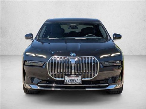 Used 2025 BMW i7 eDrive50 w/ Premium Package RWD image 2