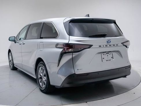 Used 2025 Toyota Sienna XLE FWD image 19