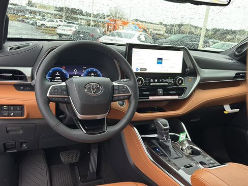 New 2026 Toyota Highlander Platinum image 16
