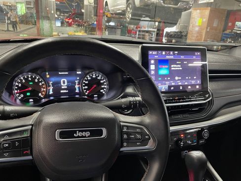 Used 2022 Jeep Compass Limited AWD/4WD image 2