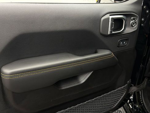 Used 2025 Jeep Wrangler Unlimited Sahara image 25