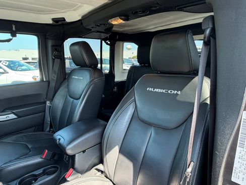 Used 2017 Jeep Wrangler Unlimited Rubicon w/ Connectivity Group AWD/4WD image 23