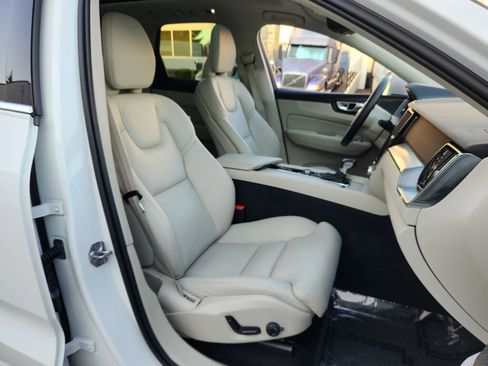 Used 2019 Volvo XC60 T5 Momentum w/ Multimedia Package image 18