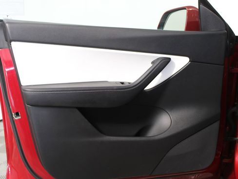 Used 2022 Tesla Model Y Long Range image 18