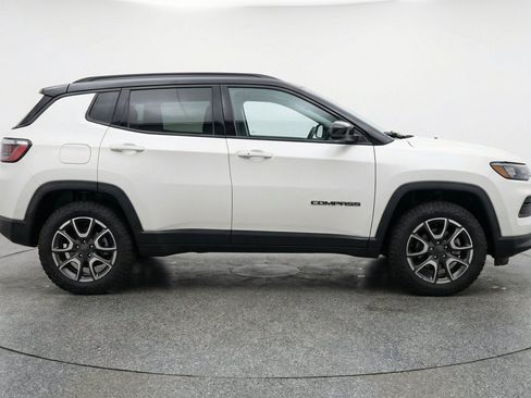 Used 2025 Jeep Compass Trailhawk AWD/4WD image 11