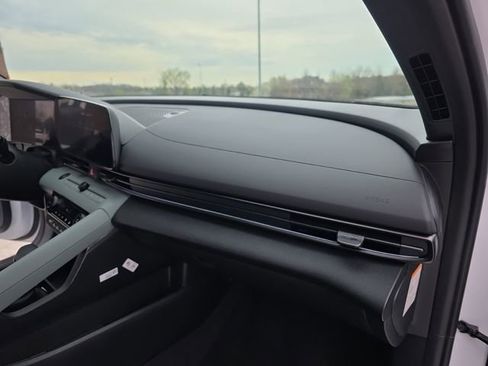 New 2025 Hyundai Elantra Limited image 36