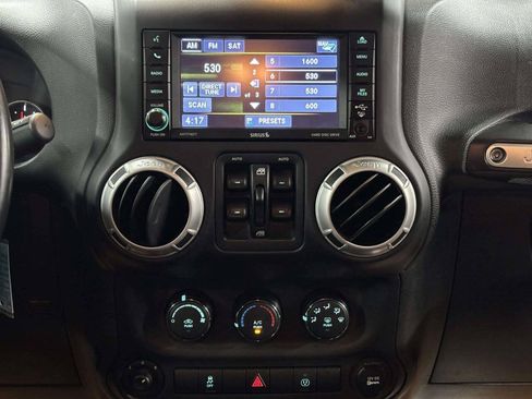 Used 2017 Jeep Wrangler Unlimited Rubicon w/ Connectivity Group AWD/4WD image 26