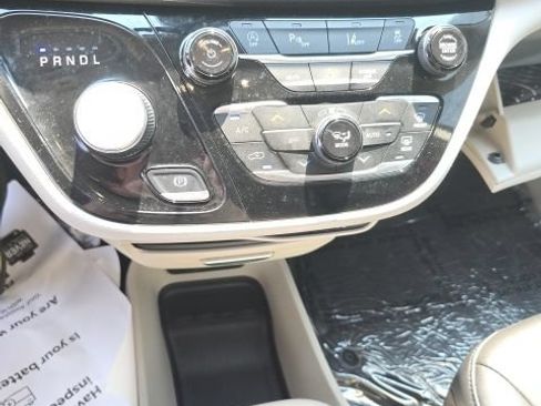 Used 2024 Chrysler Pacifica Touring-L FWD image 18