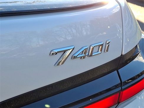 Used 2025 BMW 740i xDrive w/ Premium Package image 29