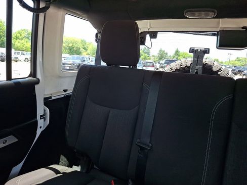 Used 2018 Jeep Wrangler Unlimited Sahara w/ Connectivity Group AWD/4WD image 19