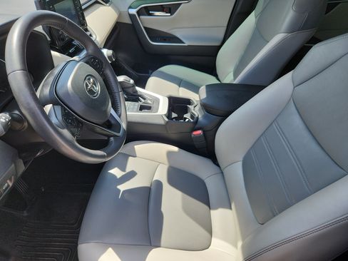 Used 2021 Toyota RAV4 XLE Premium AWD/4WD image 8