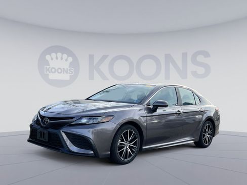 Used 2024 Toyota Camry SE image 1