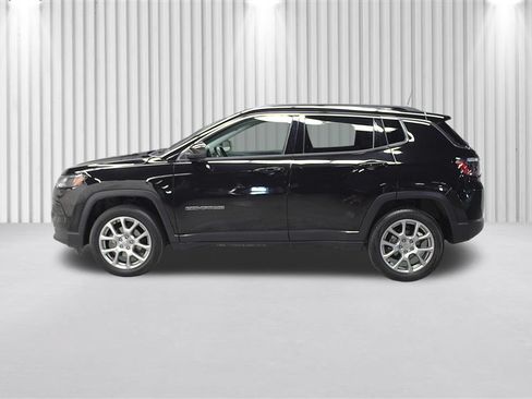 Certified 2022 Jeep Compass Latitude w/ Sun and Sound Group AWD/4WD image 6