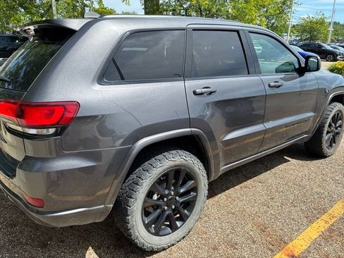 Used 2017 Jeep Grand Cherokee Altitude AWD/4WD image 4
