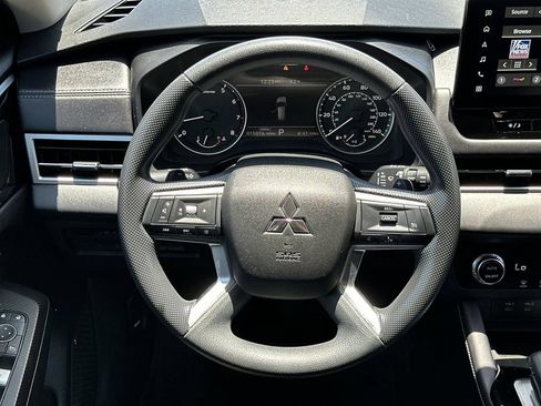 Used 2025 Mitsubishi Outlander ES FWD image 11
