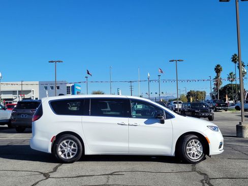 New 2026 Chrysler Pacifica Select image 3