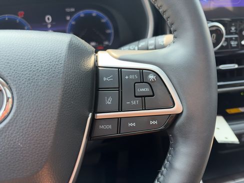 Used 2024 Toyota Highlander Limited AWD/4WD image 25