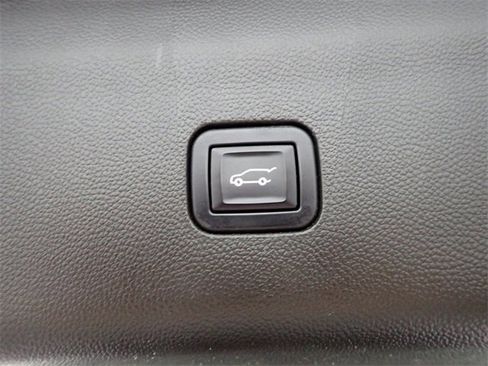 Used 2022 Buick Enclave Essence image 15