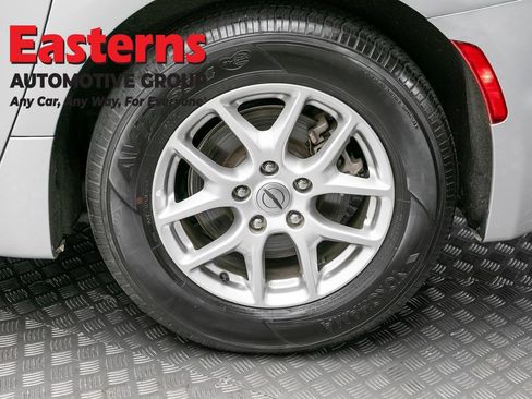 Used 2024 Chrysler Pacifica Touring-L FWD image 8