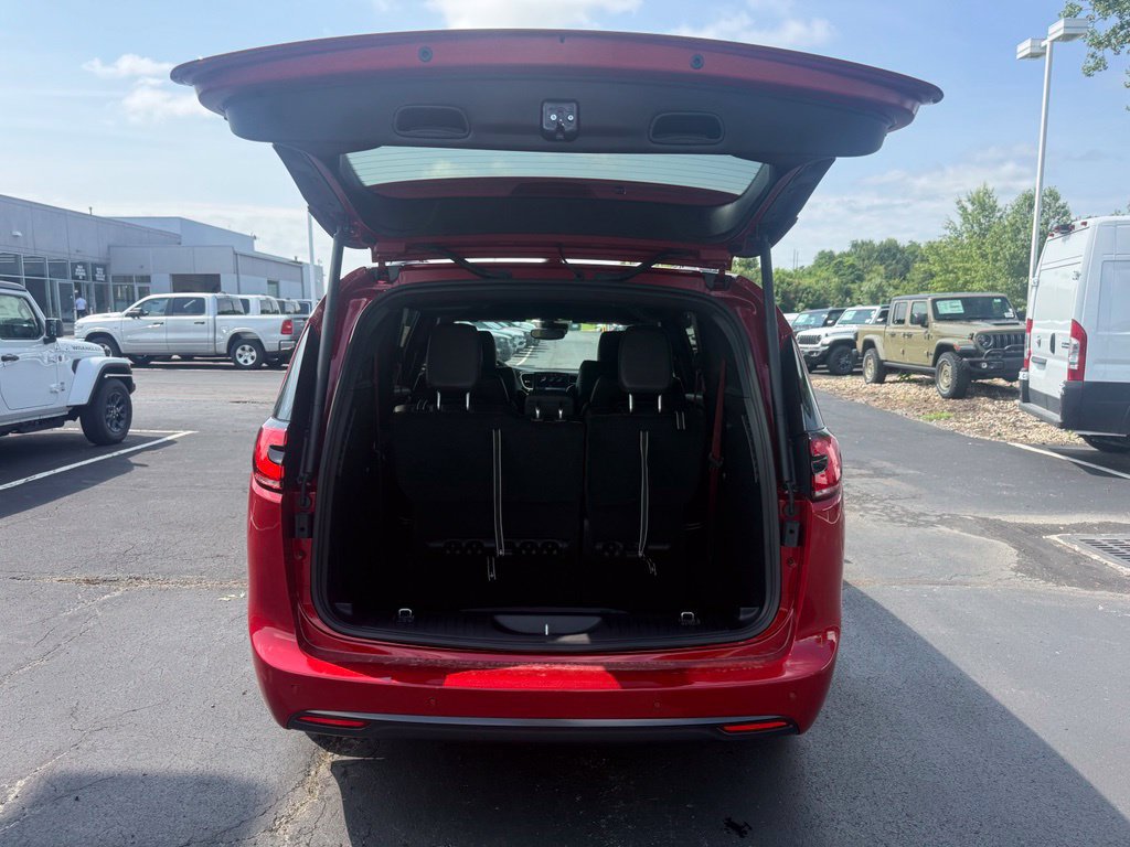 New 2027 Chrysler Pacifica Select FWD image 44
