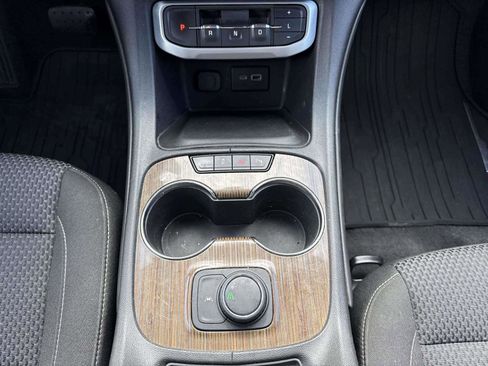 Used 2022 GMC Acadia SLE image 25