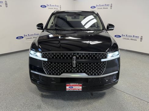 Used 2025 Lincoln Navigator Reserve AWD/4WD image 2