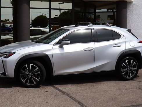 Used 2019 Lexus UX 200 w/ Premium Package FWD image 4