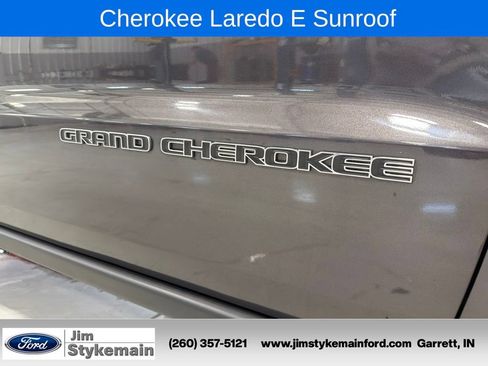 Used 2021 Jeep Grand Cherokee Laredo w/ Security & Convenience Group AWD/4WD image 14