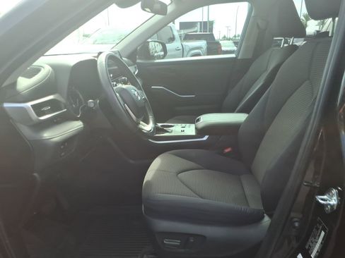 Used 2023 Toyota Highlander LE FWD image 15