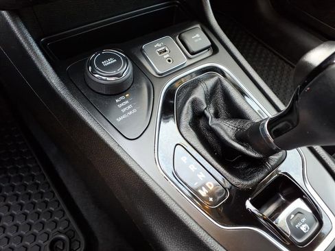 Used 2020 Jeep Cherokee Latitude Plus image 25