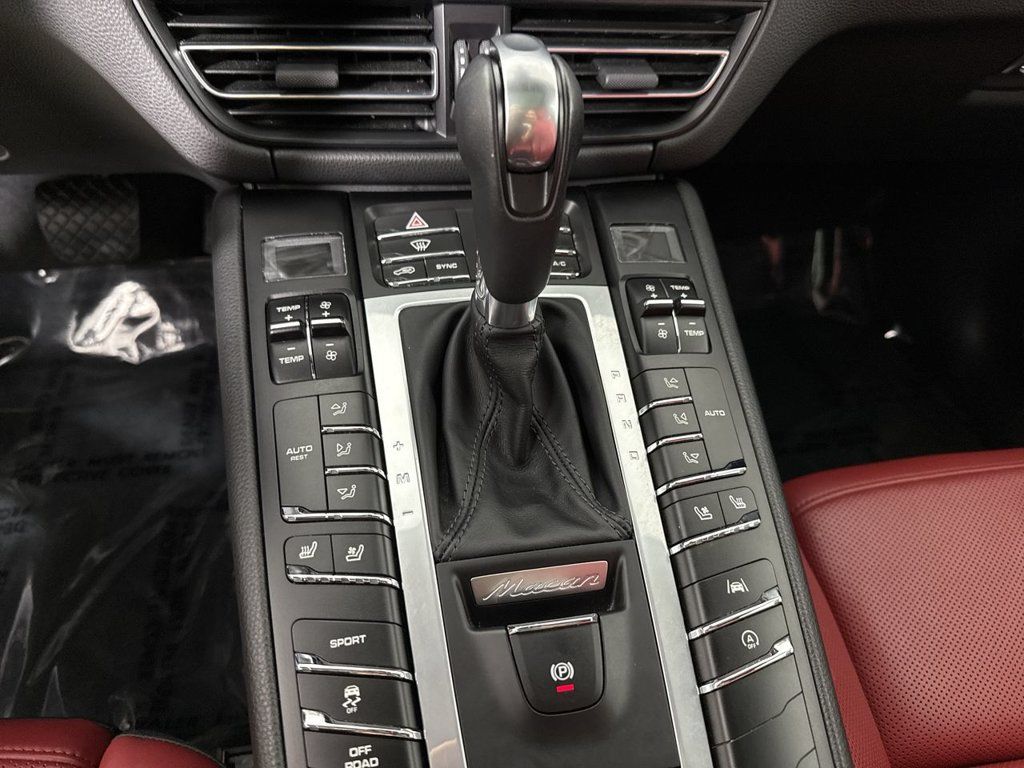 Certified 2021 Porsche Macan AWD/4WD image 33