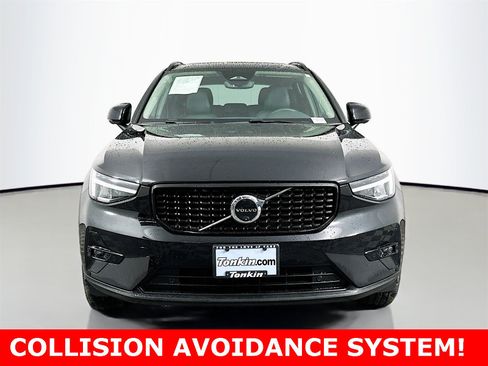 Used 2025 Volvo XC40 B5 Plus image 2