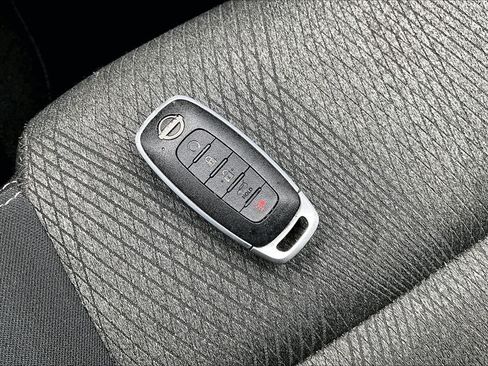 Used 2025 Nissan Rogue SV AWD/4WD image 29