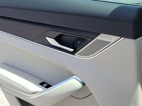Used 2022 Jaguar XF SE RWD image 18