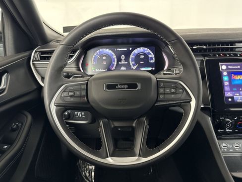 Used 2025 Jeep Grand Cherokee Altitude AWD/4WD image 16