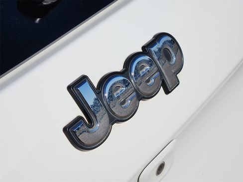 Used 2016 Jeep Cherokee Latitude w/ Comfort/Convenience Group image 18