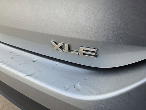 Used 2021 Toyota Highlander XLE image 19