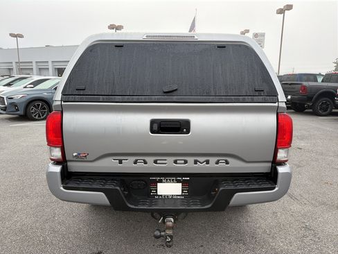 Used 2017 Toyota Tacoma TRD Sport image 7