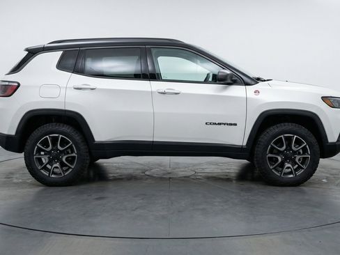 Used 2025 Jeep Compass Trailhawk image 11