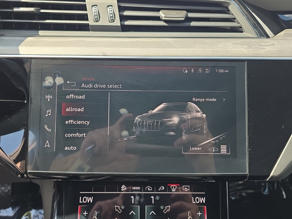 Used 2023 Audi e-tron Prestige w/ Prestige Package AWD/4WD image 18