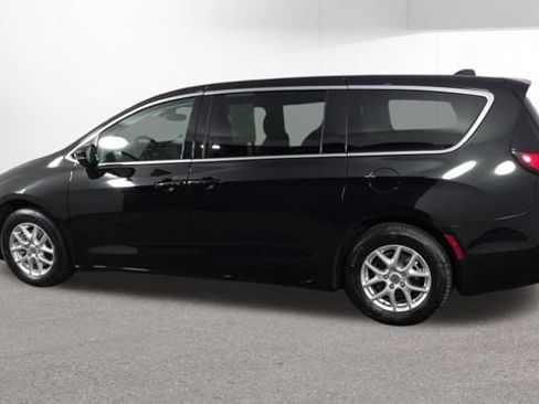 Used 2024 Chrysler Pacifica Touring-L FWD image 6