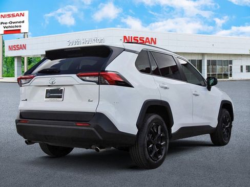 Used 2021 Toyota RAV4 LE image 4